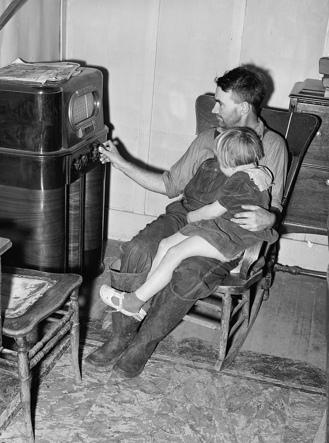 listening_1940.jpg listening_1940.jpg